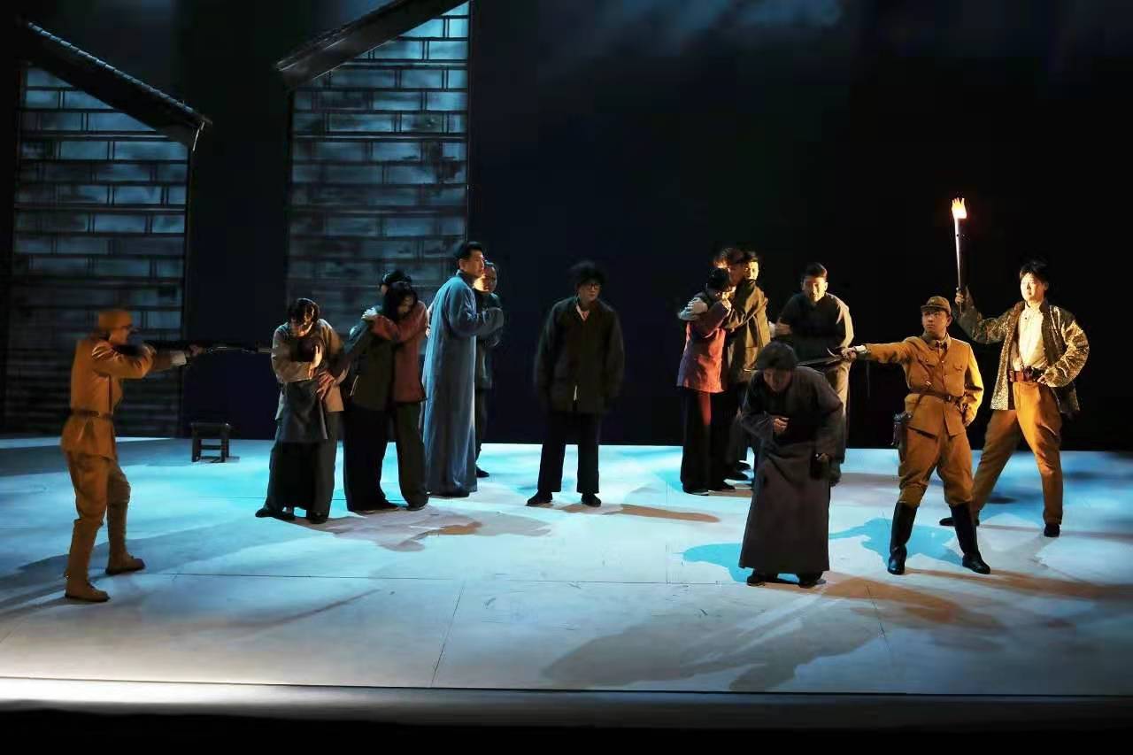 “看演出、學(xué)黨史” ——南京市話劇團(tuán)創(chuàng)排紅色史詩劇《大李巷》震撼上演!